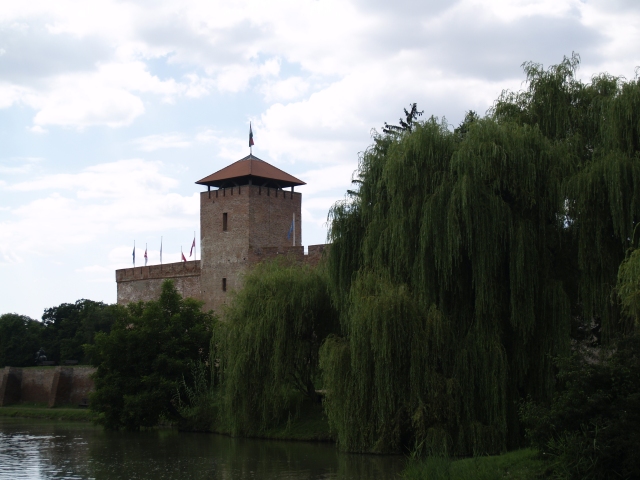 Castelul vazut de langa lac 